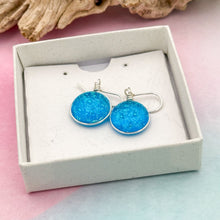Charger l&#39;image dans la galerie, Boucles d&#39;oreilles turquoises transparentes en verre dichroique - technique Murano
