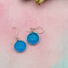 Charger l&#39;image dans la galerie, Boucles d&#39;oreilles turquoises transparentes en verre dichroique - technique Murano
