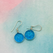 Charger l&#39;image dans la galerie, Boucles d&#39;oreilles turquoises transparentes en verre dichroique - technique Murano
