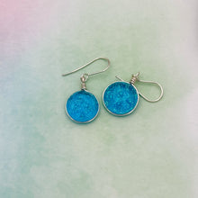 Charger l&#39;image dans la galerie, Boucles d&#39;oreilles turquoises transparentes en verre dichroique - technique Murano
