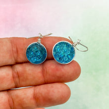 Charger l&#39;image dans la galerie, Boucles d&#39;oreilles turquoises transparentes en verre dichroique - technique Murano
