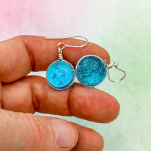 Charger l&#39;image dans la galerie, Boucles d&#39;oreilles turquoises transparentes en verre dichroique - technique Murano
