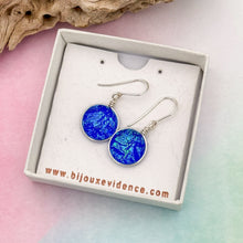 Charger l&#39;image dans la galerie, Boucles d&#39;oreilles bleu transparentes en verre dichroique - technique Murano
