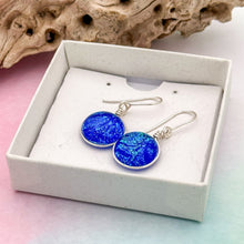 Charger l&#39;image dans la galerie, Boucles d&#39;oreilles bleu transparentes en verre dichroique - technique Murano
