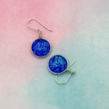 Charger l&#39;image dans la galerie, Boucles d&#39;oreilles bleu transparentes en verre dichroique - technique Murano
