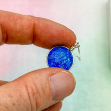 Charger l&#39;image dans la galerie, Boucles d&#39;oreilles bleu transparentes en verre dichroique - technique Murano
