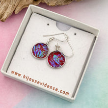 Charger l&#39;image dans la galerie, Boucles d&#39;oreilles rouges transparentes en verre dichroique - technique Murano
