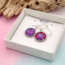 Charger l&#39;image dans la galerie, Boucles d&#39;oreilles rouges transparentes en verre dichroique - technique Murano
