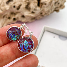 Charger l&#39;image dans la galerie, Boucles d&#39;oreilles rouges transparentes en verre dichroique - technique Murano
