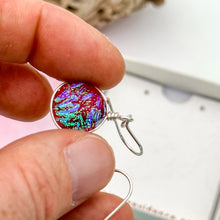 Charger l&#39;image dans la galerie, Boucles d&#39;oreilles rouges transparentes en verre dichroique - technique Murano
