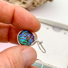 Charger l&#39;image dans la galerie, Boucles d&#39;oreilles rouges transparentes en verre dichroique - technique Murano
