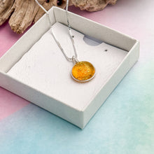 Charger l&#39;image dans la galerie, Collier Pendentif transparent ambré en verre dichroïque - technique Murano
