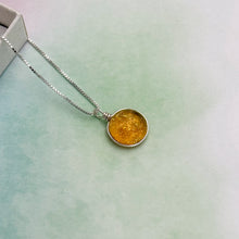 Charger l&#39;image dans la galerie, Collier Pendentif transparent ambré en verre dichroïque - technique Murano
