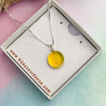 Charger l&#39;image dans la galerie, Collier Pendentif jaune transparent en verre dichroïque - technique Murano
