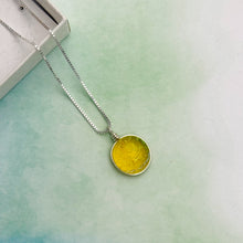 Charger l&#39;image dans la galerie, Collier Pendentif jaune transparent en verre dichroïque - technique Murano
