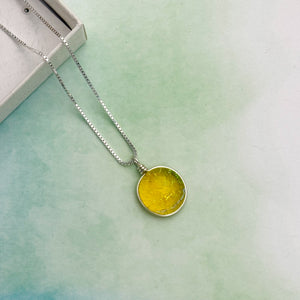 Collier Pendentif jaune transparent en verre dichroïque - technique Murano
