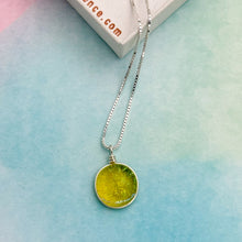Charger l&#39;image dans la galerie, Collier Pendentif jaune transparent en verre dichroïque - technique Murano
