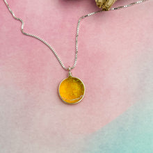 Charger l&#39;image dans la galerie, Collier Pendentif jaune transparent en verre dichroïque - technique Murano
