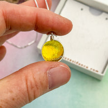 Charger l&#39;image dans la galerie, Collier Pendentif jaune transparent en verre dichroïque - technique Murano
