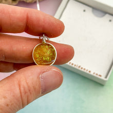 Charger l&#39;image dans la galerie, Collier Pendentif jaune transparent en verre dichroïque - technique Murano

