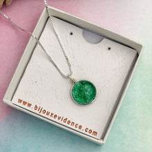 Charger l&#39;image dans la galerie, Collier Pendentif vert transparent en verre dichroïque - technique Murano
