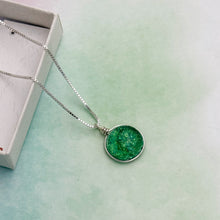 Charger l&#39;image dans la galerie, Collier Pendentif vert transparent en verre dichroïque - technique Murano
