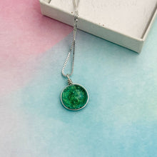 Charger l&#39;image dans la galerie, Collier Pendentif vert transparent en verre dichroïque - technique Murano

