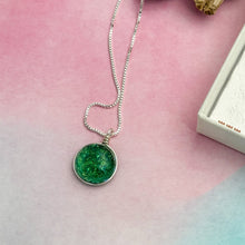Charger l&#39;image dans la galerie, Collier Pendentif vert transparent en verre dichroïque - technique Murano
