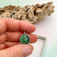 Charger l&#39;image dans la galerie, Collier Pendentif vert transparent en verre dichroïque - technique Murano
