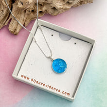 Charger l&#39;image dans la galerie, Collier Pendentif turquoise transparent en verre dichroïque - technique Murano
