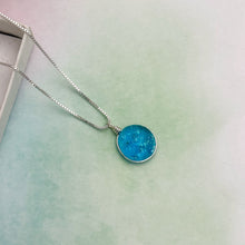 Charger l&#39;image dans la galerie, Collier Pendentif turquoise transparent en verre dichroïque - technique Murano
