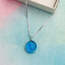 Charger l&#39;image dans la galerie, Collier Pendentif turquoise transparent en verre dichroïque - technique Murano
