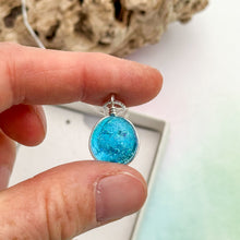 Charger l&#39;image dans la galerie, Collier Pendentif turquoise transparent en verre dichroïque - technique Murano
