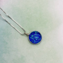 Charger l&#39;image dans la galerie, Collier Pendentif bleu transparent en verre dichroïque - technique Murano
