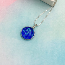 Charger l&#39;image dans la galerie, Collier Pendentif bleu transparent en verre dichroïque - technique Murano
