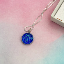Charger l&#39;image dans la galerie, Collier Pendentif bleu transparent en verre dichroïque - technique Murano
