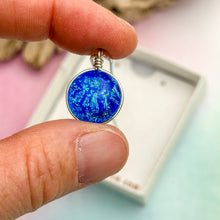 Charger l&#39;image dans la galerie, Collier Pendentif bleu transparent en verre dichroïque - technique Murano
