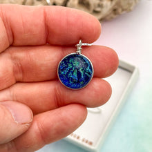 Charger l&#39;image dans la galerie, Collier Pendentif bleu transparent en verre dichroïque - technique Murano
