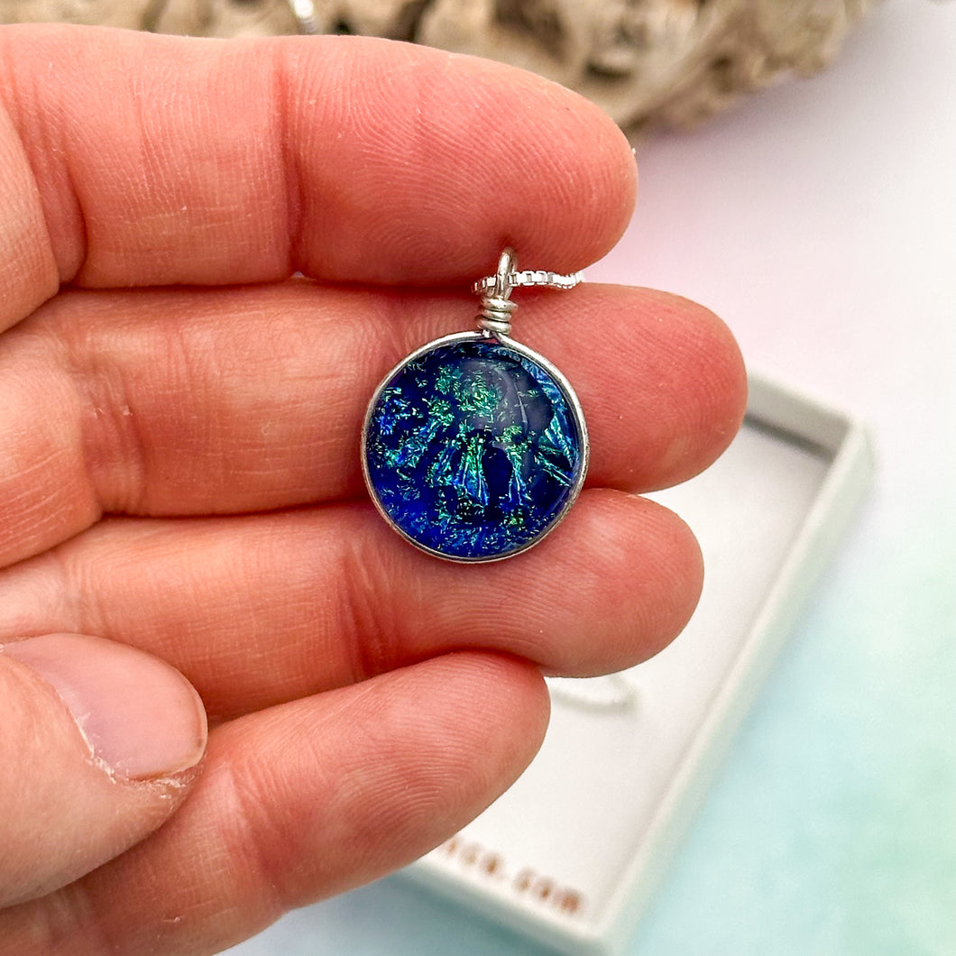 Collier Pendentif bleu transparent en verre dichroïque - technique Murano