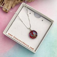Charger l&#39;image dans la galerie, Collier Pendentif rouge transparent en verre dichroïque - technique Murano
