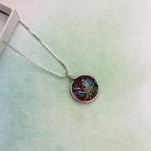 Charger l&#39;image dans la galerie, Collier Pendentif rouge transparent en verre dichroïque - technique Murano
