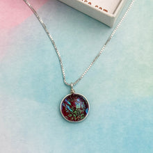 Charger l&#39;image dans la galerie, Collier Pendentif rouge transparent en verre dichroïque - technique Murano
