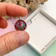 Charger l&#39;image dans la galerie, Collier Pendentif rouge transparent en verre dichroïque - technique Murano
