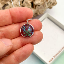 Charger l&#39;image dans la galerie, Collier Pendentif rouge transparent en verre dichroïque - technique Murano
