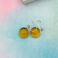 Charger l&#39;image dans la galerie, Boucles d&#39;oreilles en verre transparent ambré - technique Murano
