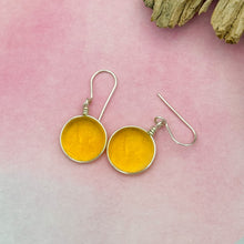 Charger l&#39;image dans la galerie, Boucles d&#39;oreilles en verre transparent jaune - technique Murano
