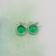 Charger l&#39;image dans la galerie, Boucles d&#39;oreilles en verre transparent vert - technique Murano

