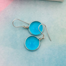 Charger l&#39;image dans la galerie, Boucles d&#39;oreilles en verre transparent turquoise - technique Murano
