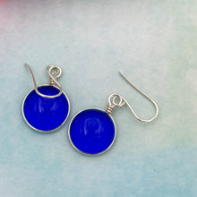 Charger l&#39;image dans la galerie, Boucles d&#39;oreilles en verre transparent bleu - technique Murano
