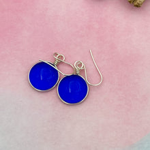Charger l&#39;image dans la galerie, Boucles d&#39;oreilles en verre transparent bleu - technique Murano

